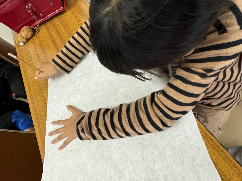 和紙に絵を描いている